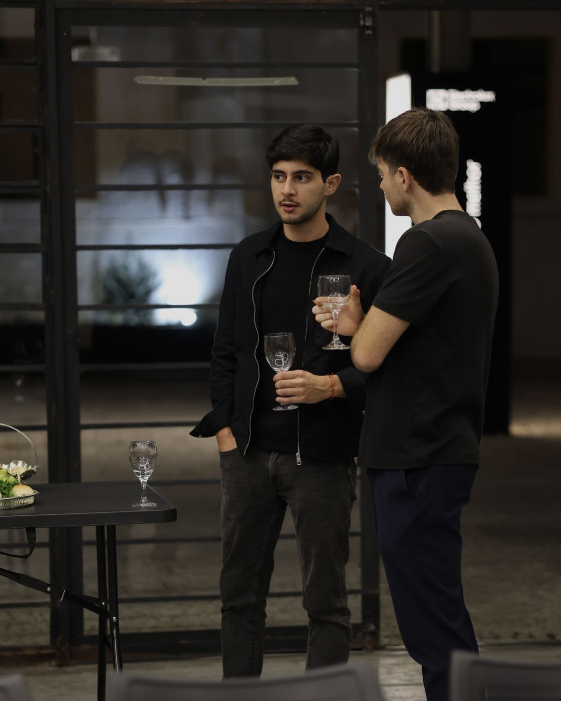 Rafael Liz conversando com um participante em um evento
