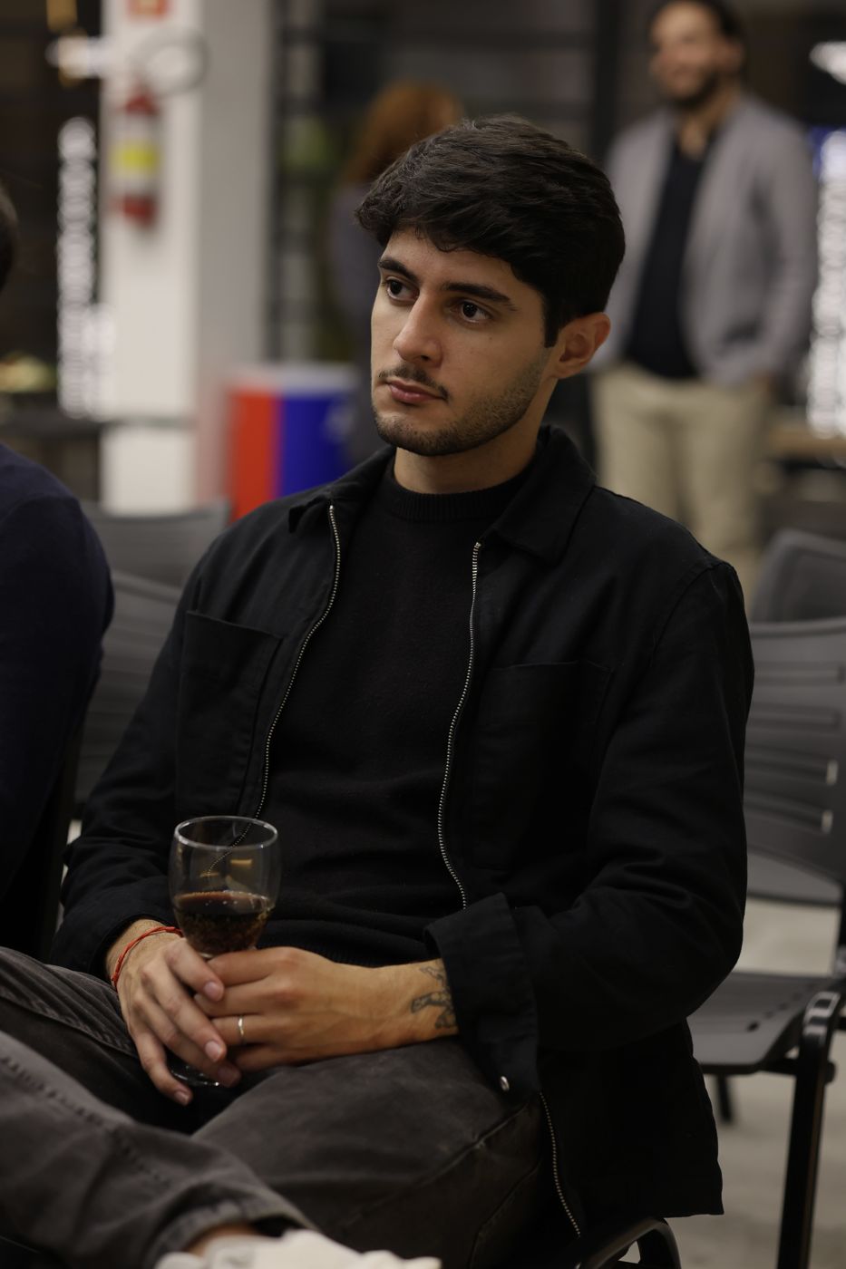 Retrato de Rafael Liz sentado em um evento